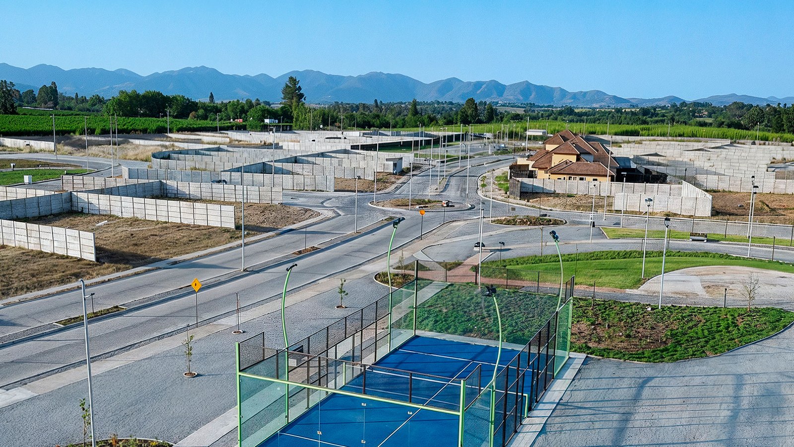 Vista del loteo con la cancha de pádel y las áreas verdes comunes